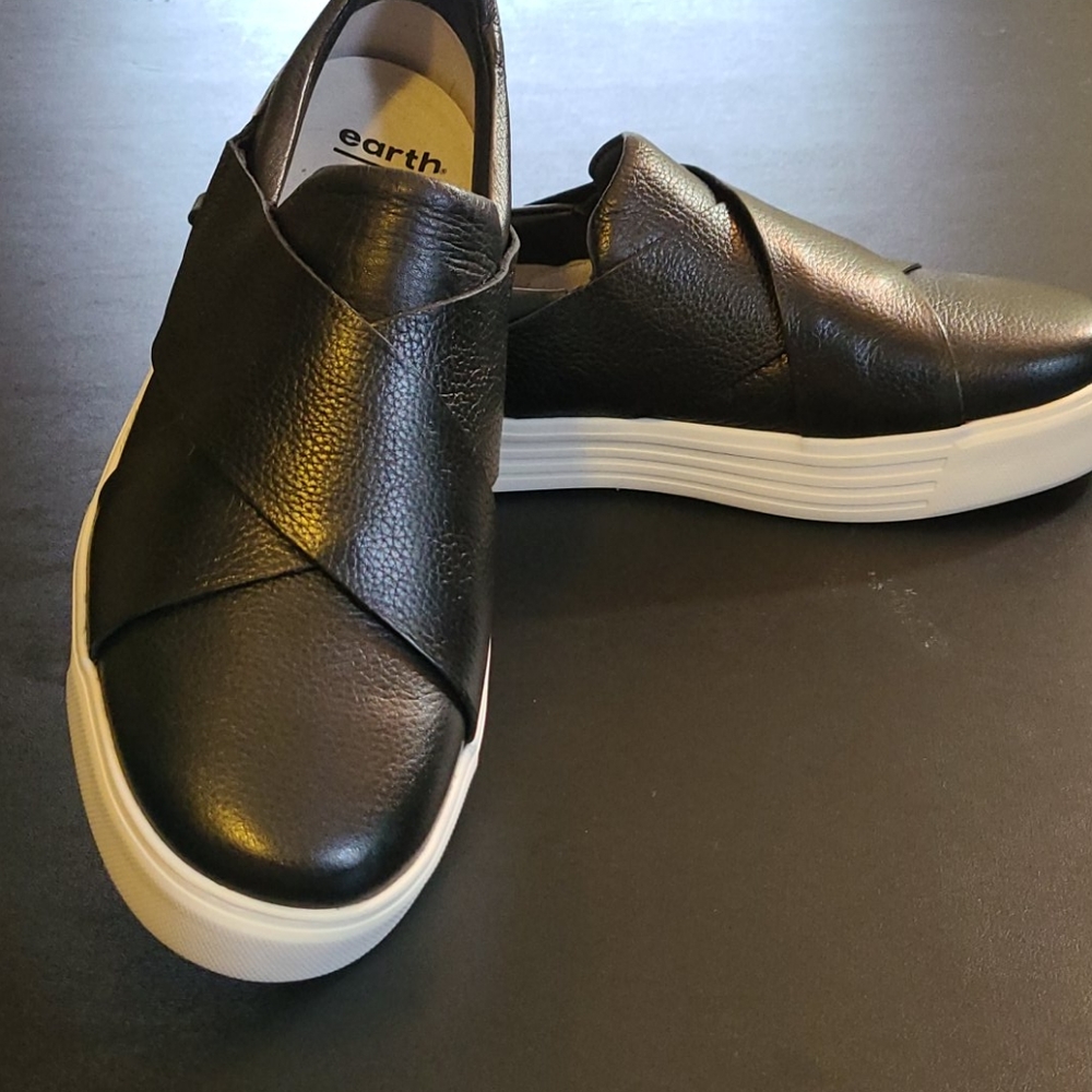 Brand new Earth Sneakers size US 11 Womens